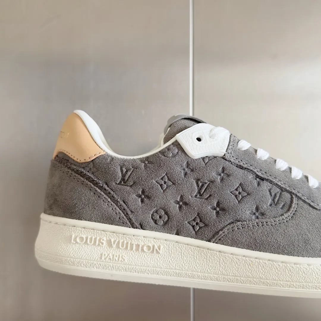 👟👟Ex-factory price 740👟👟 Top version LV Louis Vuitton L House Donkey Brand Stadium Series Casual Sports Shoes White Shoes Dexun Shoes Original purchase, development and production LV Stadium sports shoes are soft cow leather partially embossed with Monogram patterns, reproducing the retro design trend. Monogram canvas trim and toe perforations bring together exquisite details, the tongue is decorated with LV letter label, and the outsole depicts the Louis Vuitton logo. Exquisitely packaged at the delivery counter🛍📦 ▪️ Fabric: Original imported first-layer cowhide ▪️ Lining: Original imported soft sheepskin lining ▪️ Sole: Original open-molded non-slip rubber outsole ▪️ Bottom thickness: 3CM ▪️ Size: Women's 35-41